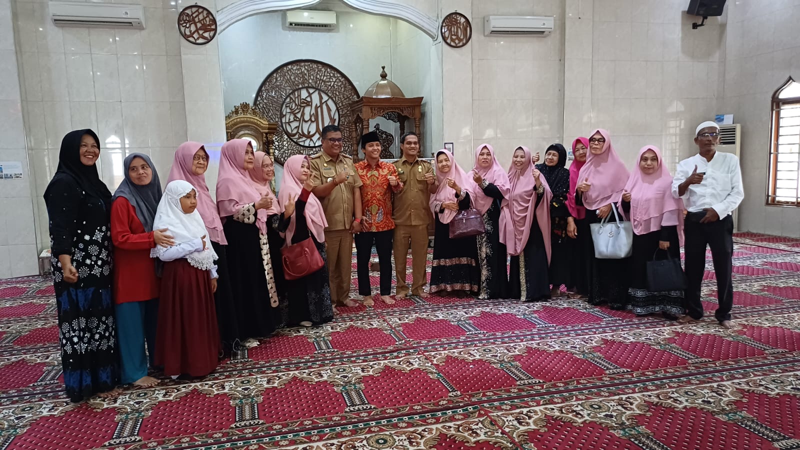 Kegiatan Penyerahan Sertifikat Wakaf Kepada BKM Mesjid AR-Rahmah yang dilakukan oleh Wakil Menteri Agraria dan Tata Ruang / Badan Pertanahan Nasional Republik Indonesia Bapak Raja Juli Antoni disaksikan oleh Camat Medan Perju